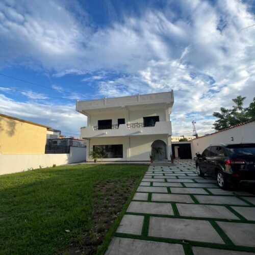 En Venta Hermosa CASA-QUINTA (03 Niveles - Incluye Terraza), ubicada en Alto Barinas. (Urb. Santa Teresa). BARINAS. Inmobiliaria Coltan